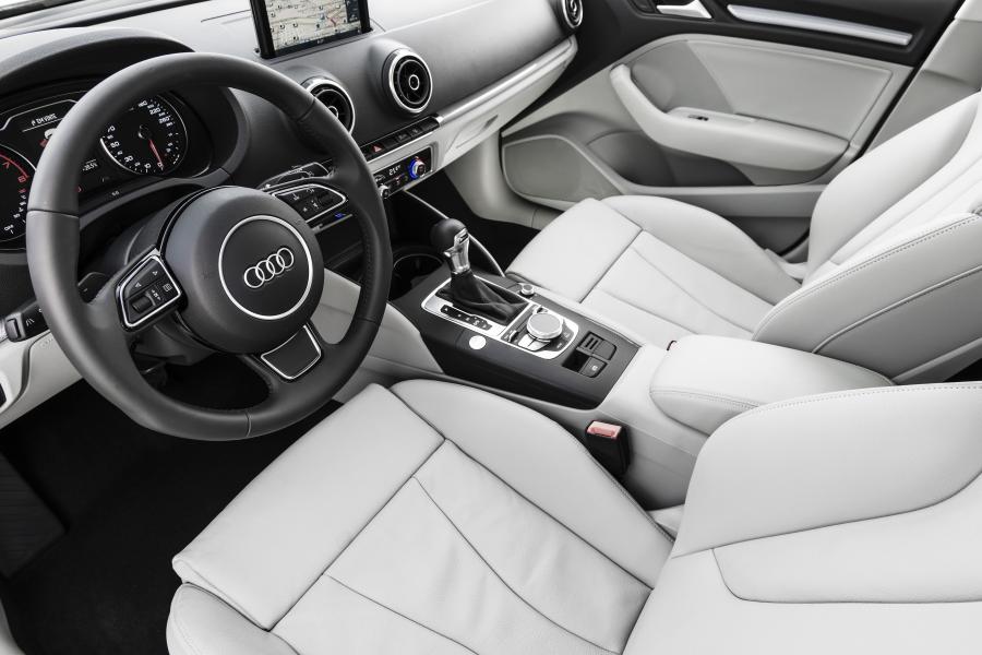 Интерьер Audi A3 Sedan 2.0 TFSI (8V) 2015 года  (LA) (фото 10 из 12)